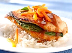 Pouletbrüstchen mit Karotten an Ananas-Curry-Sauce