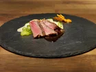 Grilliertes Teriyaki-Rindsentrecôte auf Gurken-Wasabi-Salat.jpg