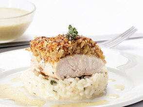 Pouletbrüstchen mit Nusskruste an Birnensenf-Rahmsauce