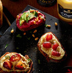 Brotschnitte Artischocken und Pflaumen.jpg