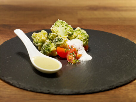 Brokkoli-Tempura mit feinem Wasabi-Dip und sautierten Cherry Tomaten